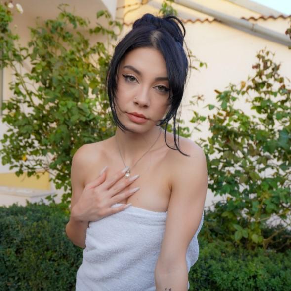 Maddie Perez wants a moaning massage VR Porn Video